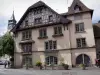 Montbéliard - Fachada de una casa torre y la campana de la de Saint-Martin