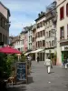 Montbéliard - Febvres calle, café al aire libre, tiendas y fachadas de las casas