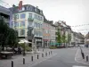 Montbéliard - Cafés al aire libre, tiendas y casas de la Plaza Denfert-Rochereau
