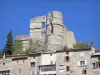 Montbrun-les-Bains - Ruinas del castillo medieval con vistas a las casas del antiguo pueblo