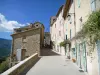 Montbrun-les-Bains - Callejón bordeado de casas que conduce al campanario