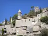 Montbrun-les-Bains - Campanario de la iglesia y casas del pueblo viejo