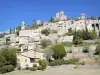 Montbrun-les-Bains - Pueblo medieval de Montbrun-les-Bains encaramado en su colina