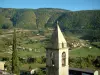 Montbrun-les-Bains - Desde el pueblo, vista del campanario de la iglesia y las colinas circundantes, en Drôme Provençale