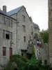 Monte Saint-Michel - Escalera y casas de piedra de la ciudad medieval (pueblo)