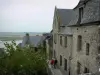 Monte Saint Michel - Casas de pedra da cidade medieval (aldeia) com vista para a baía do Mont-Saint-Michel