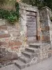 Monte Saint Michel - Porta de madeira e sua pequena escada