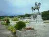 Montereau-Fault-Yonne - Statue équestre de Napoléon Ier au confluent de l'Yonne et de la Seine, parterres de fleurs, et façades de maisons du quai de Seine en arrière-plan