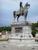 Montereau-Fault-Yonne - Statue équestre de Napoléon Ier et façades de maisons en arrière-plan
