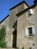 Montesquiou - Casa fachada y la puerta fortificada Castelnau (pueblo)