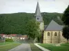 Montherme - Igreja de Saint-Léger, fachadas de casas e florestas