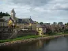 Montignac - Iglesia y casas de la ciudad en el río (de la Vézère), cielo nublado, en el Périgord