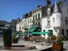 Mortagne-au-Perche - Place du General de Gaulle: fachadas de las casas, cafetería, fuente y flores en el Parque Natural Regional de Perche