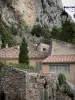 Moustiers-Sainte-Marie - Cliff overhanging the houses of the village