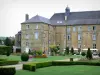 Mouzon - Jardins da abadia: gramados, canteiros de flores e edifícios conventuais da antiga abadia beneditina Notre-Dame (lar de idosos)