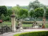Mouzon - Abbey Gardens con dos leones de piedra tallada