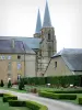 Mouzon - Torres da igreja da abadia Notre-Dame e jardins da abadia