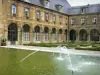 Mouzon - Antigua abadía benedictina de Notre-Dame (residencia de ancianos): edificios conventuales, un estanque y un jardín francés