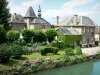 Mouzon - Jardim de flores e casas nas margens do Meuse