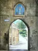 Mouzon - Porte de Bourgogne y la Virgen con el Niño