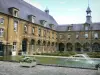 Mouzon - Antigua abadía benedictina de Notre-Dame (residencia de ancianos): edificios conventuales, un estanque y un jardín francés