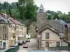 Mouzon - Vista de la torre de la puerta de Borgoña y de las casas de la ciudad