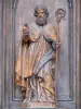 Mur-de-Barrez - Detalle de la portada de la iglesia de Santo Tomás de Canterbury: Estatua de madera de Santo Tomás de Canterbury