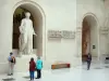 Museo del Louvre - Ala Denon: Estatua Melpómene en el patio de la Esfinge