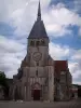 Mussy-sur-Seine - Igreja de Saint-Pierre-ès-Liens e nuvens no céu