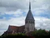 Mussy-sur-Seine - Árvores, telhados de casas, igreja Saint-Pierre-ès-Liens e nuvens no céu