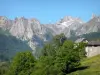 Nationaal Park van de Pyreneeën - Aspe-vallei: huizen met uitzicht op de bergen Circus Lescun