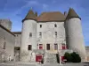 Nemours - Nemours castello medievale (Museo del Castello): facciata della casa fiancheggiata da torri rotonde