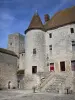 Nemours - House, con la sua rotonda, e la torre quadrata del castello medievale (Museo del Castello)