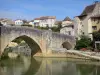 Nérac - Antiguo puente sobre el río Baise y las fachadas de las casas en el Nérac de edad (Edad Media) en el Pays d'Albret