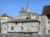 Nérac - Fachadas de casas de edad Nérac (medieval) y el campanario de Notre-Dame domina todos los