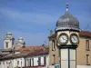 Nérac - Reloj, fachadas de casas y campanarios de la iglesia de Saint-Nicolas