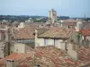 Nîmes - Vista de los tejados de las casas en la ciudad vieja y la torre de la Catedral de Nuestra Señora y San Castor