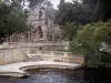 Nîmes - Jardin de la Fontaine (parque): la cuenca de la primavera, los árboles y el Templo de Diana