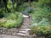 Nîmes - Jardin de la Fontaine (parque): escalera bordeada de flores y arbustos