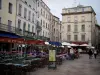 Nîmes - Plaza del Mercado: terrazas de los restaurantes y las fachadas de edificios