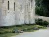 Niort - Benches at the foot of the keep