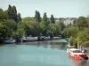 Nogent-sur-Marne - Houseboats on the Marne river lined with trees