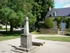 Nohant - Calvaire (croix) sur la place de l'église, et maisons du  village ; sur la commune de Nohant-Vic