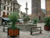 Obernai - Plaza del Mercado con la fuente de Sainte-Odile, el campanario (Kapellturm) y las casas de entramado de madera
