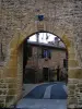 Oingt - Porte de Nizy (вход в средневековую деревню), улица и каменный дом, в стране Пьер Доре (страна Божоле)