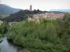 Olargues - Campanario con vistas a las casas de la aldea del puente sobre el río y los árboles Jaur frente al mar, las colinas en el fondo, en el Parque Natural Regional del Alto Languedoc