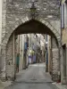 Olargues - Nueva puerta de la calle bordeada de casas