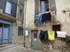 Olargues - Casas de pueblo y la ropa colgando