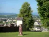 Oloron-Sainte-Marie - Santa Cruz Barrio: Estatua del cementerio de la Virgen y con vistas al horizonte de la ciudad y de la vegetación alrededor