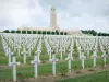 Ossário de Douaumont - Torre do ossuário com vista para os túmulos do cemitério militar de Douaumont